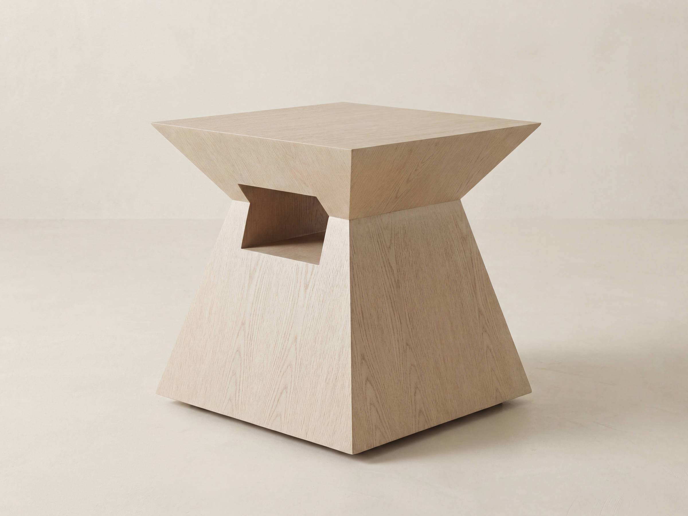 Greco Chow Table | Kreiss